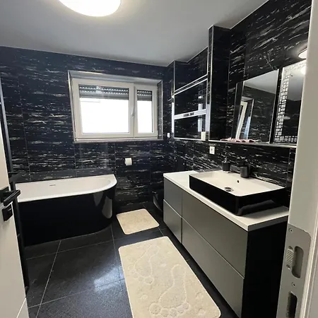 Monteurwohnung & Business Apartment Mit Balkon,Parkplatz Und Klimaanlage In Reutlingen Og * רויטלינגן