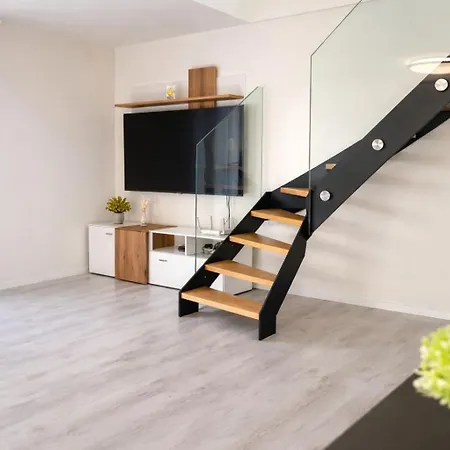 Monteurwohnung & Business Apartment Mit Balkon,Parkplatz Und Klimaanlage In Reutlingen Og דירה