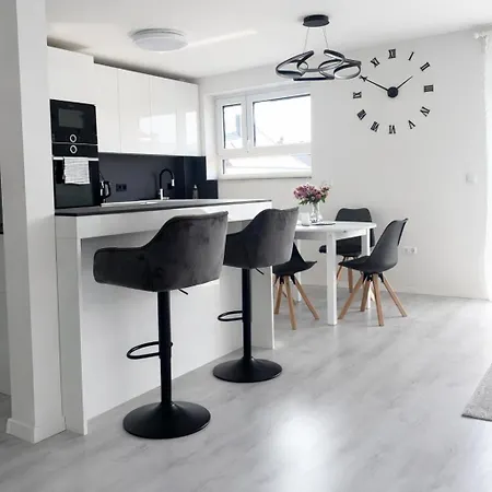 Monteurwohnung & Business Apartment Mit Balkon,Parkplatz Und Klimaanlage In Reutlingen Og *