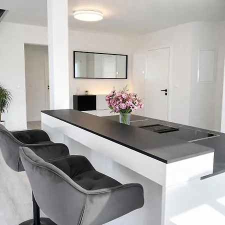 Monteurwohnung & Business Apartment Mit Balkon,Parkplatz Und Klimaanlage In Reutlingen Og *