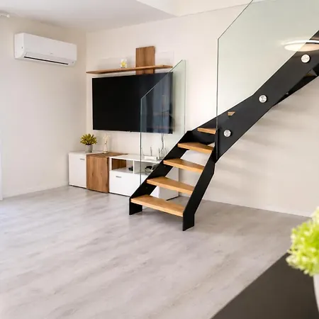 Apartment Monteurwohnung & Business Mit Balkon,parkplatz Und Klimaanlage In Og *